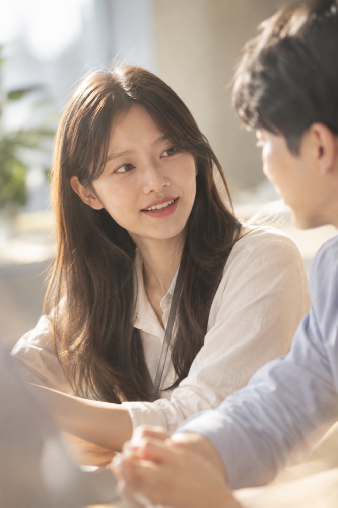 대화를 나누는 두 사람 중 한 명의 얼굴